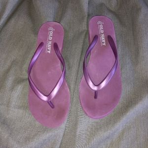 Old Navy size 6 purple flip flops small wedge